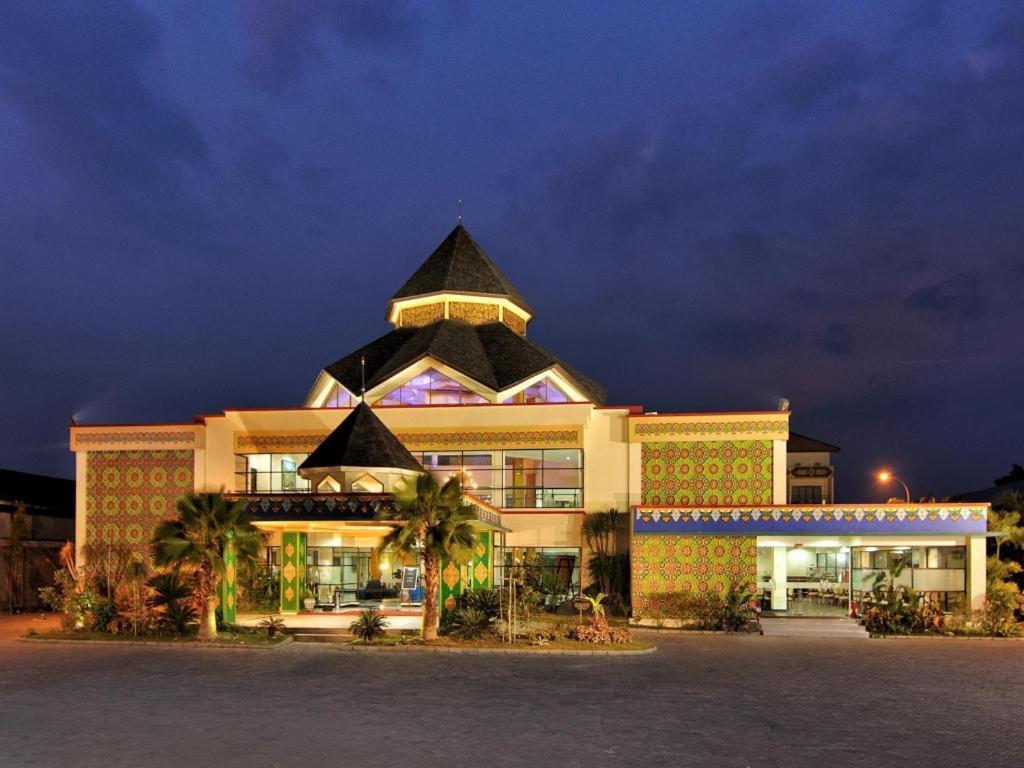 Yusro Hotel Restaurant & Convention Jombang Εξωτερικό φωτογραφία