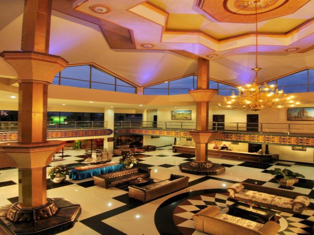 Yusro Hotel Restaurant & Convention Jombang Εξωτερικό φωτογραφία