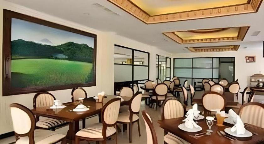 Yusro Hotel Restaurant & Convention Jombang Εξωτερικό φωτογραφία