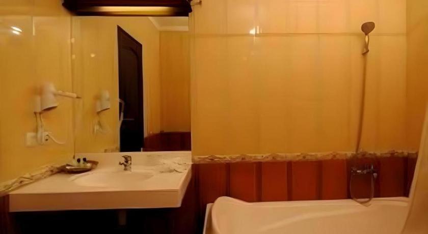 Yusro Hotel Restaurant & Convention Jombang Εξωτερικό φωτογραφία